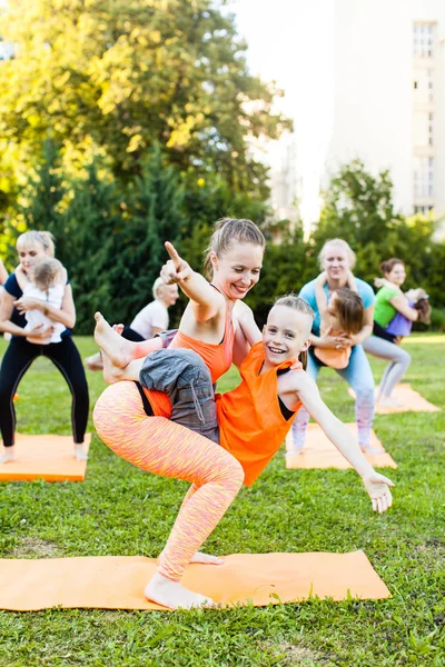 Yoga met kinderen — Stockfoto