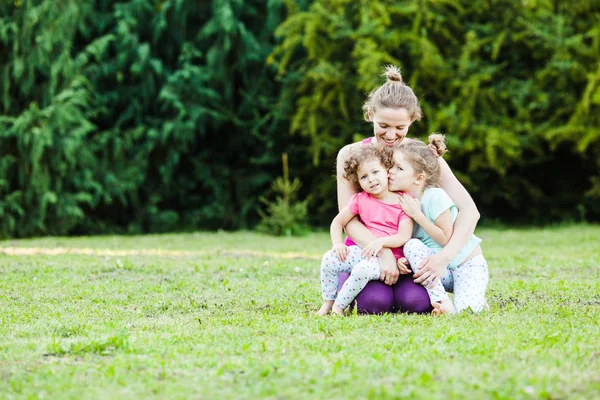 Glad familj porträtt utomhus — Stockfoto