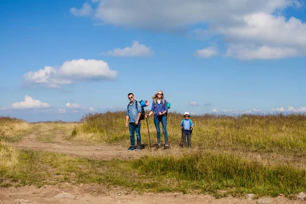 Familie loopt via berg — Stockfoto