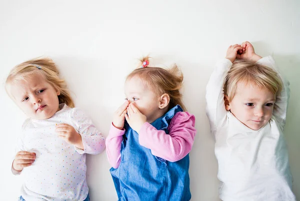 As meninas felizes deitado isolado — Fotografia de Stock