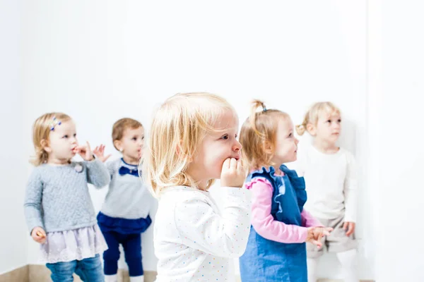 興味深いことに小さな女の子を見ています。 — ストック写真