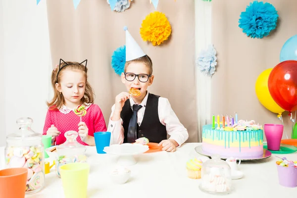 Söta barn är förtjust i godis — Stockfoto