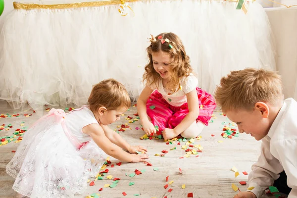 Schöne Kinder spielen zusammen — Stockfoto