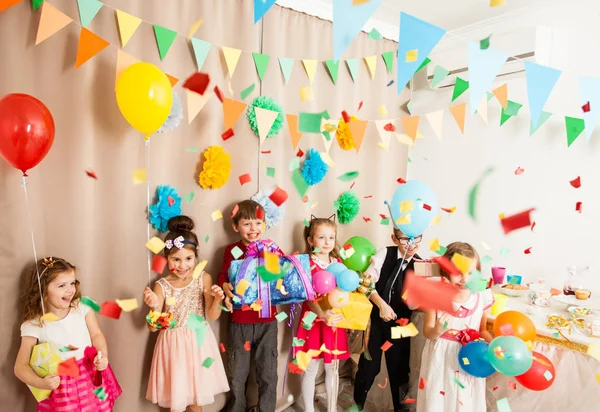 Niños encantadores vienen al cumpleaños —  Fotos de Stock