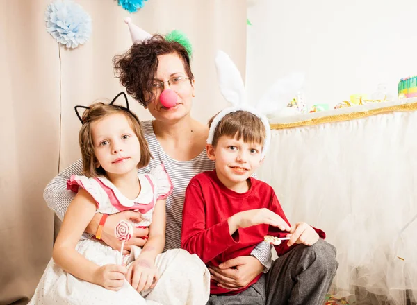 Glückliche Familie Feiert Geburtstag Kostümen Mutter Mit Kindern — Stockfoto