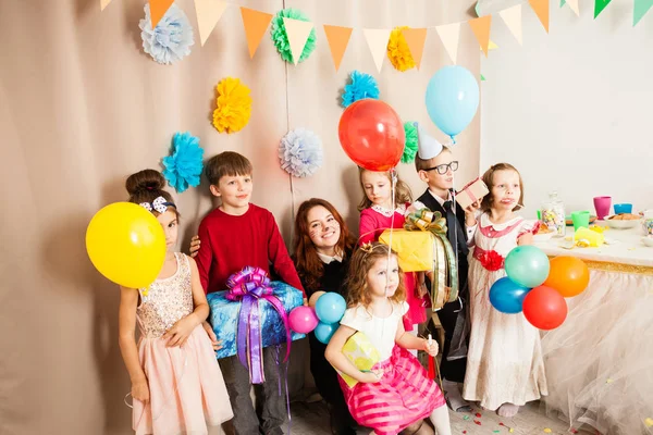 Vackra barn är glada på födelsedagsfest — Stockfoto