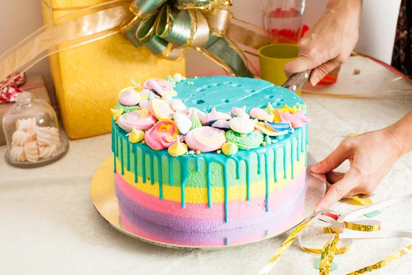 Comemoração bolo colorido para a festa das crianças — Fotografia de Stock