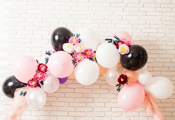 Wunderbare Luftballons Mit Blumen Die Der Nähe Der Mauer Bleiben — Stockfoto