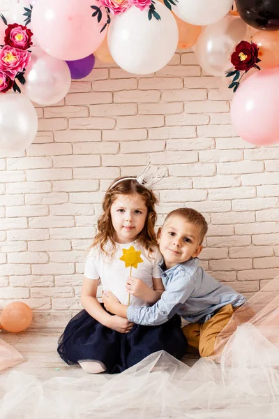 Niedliche Kinder auf der Geburtstagsparty — Stockfoto