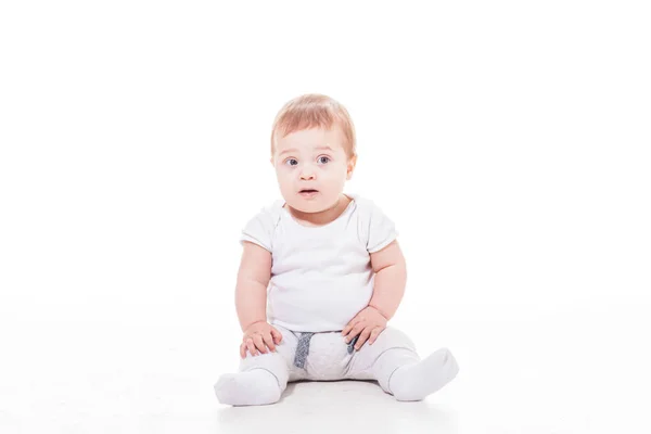 Bebê feliz está sentado no chão — Fotografia de Stock