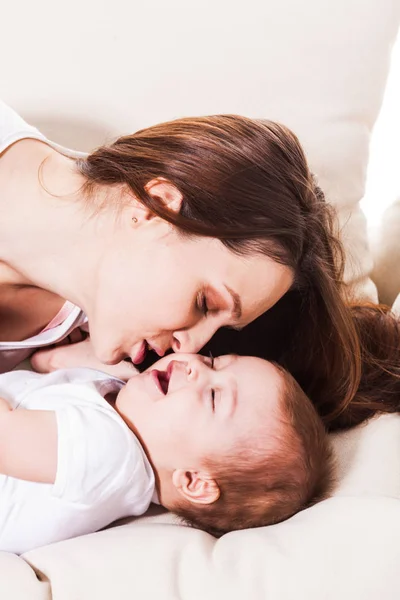 De moeders liefde voor baby — Stockfoto
