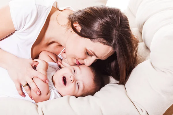 The gentle moms touch — Stock Photo, Image