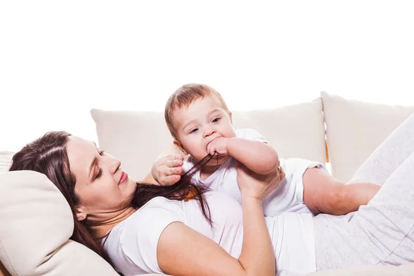 Babys Spiel auf dem Bett — Stockfoto