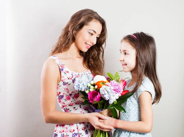 El retrato de mamá y su hija felices — Foto de Stock