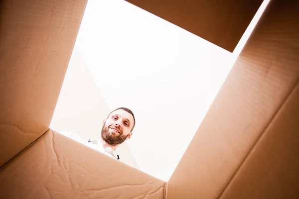 L'homme vient dans une nouvelle maison — Photo