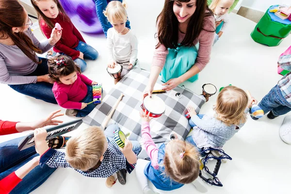 Éducation musicale pour les enfants d'âge préscolaire — Photo
