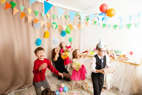 Barn jubla vid fest — Stockfoto