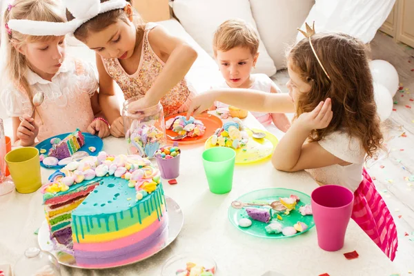 Pastel de cumpleaños colorido —  Fotos de Stock