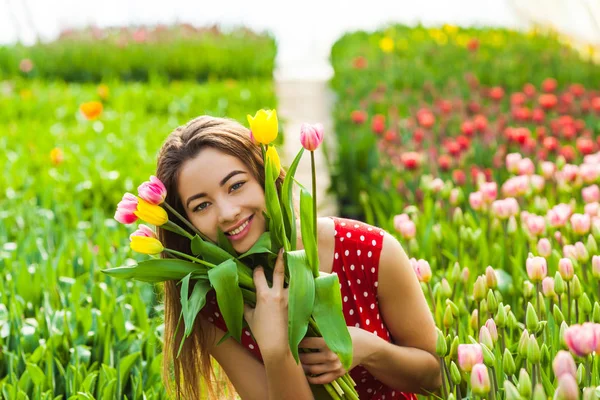 Hübsche Frau, die Blumen auswählt — Stockfoto