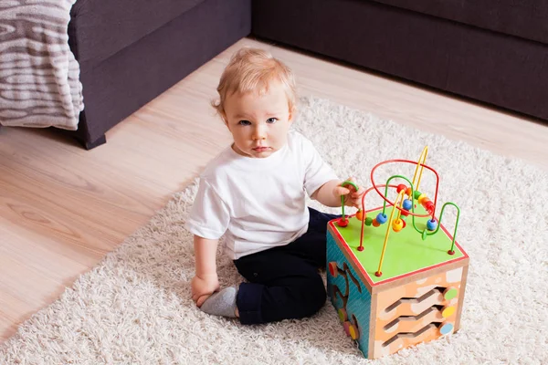 Anak pintar ingin bermain dengan mainan yang sangat menarik — Stok Foto