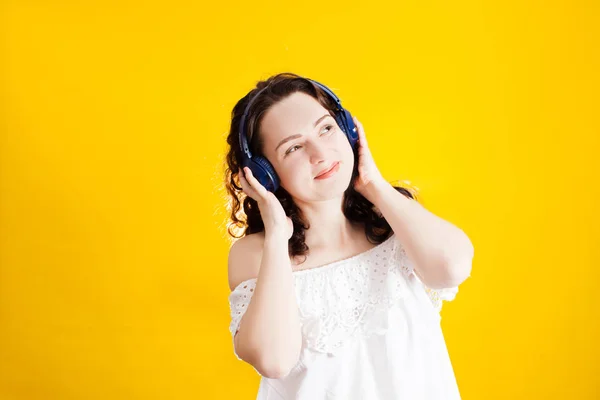 無線のヘッドフォンで音楽を聴く女性 — ストック写真