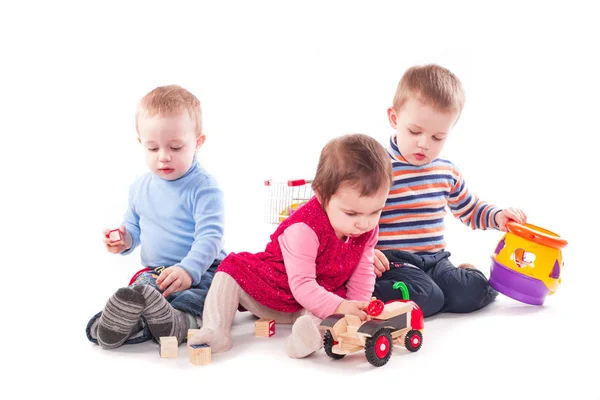 Kolme lasta leikkii — kuvapankkivalokuva