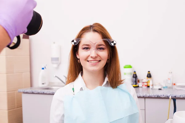 牙医办公室的女人 — 图库照片