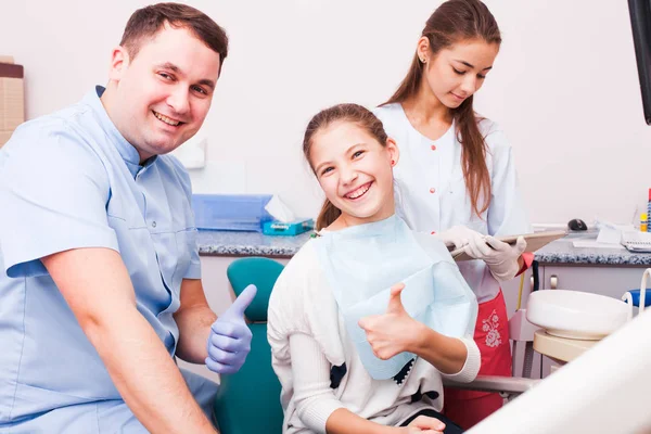 在牙科诊所的青少年 — 图库照片