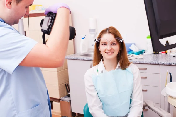 Kobieta w gabinecie stomatologicznym — Zdjęcie stockowe