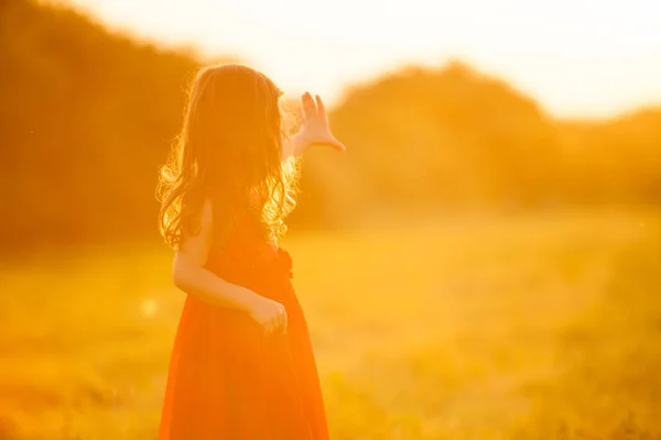 Frei glückliches Kind auf goldenem Feld — Stockfoto