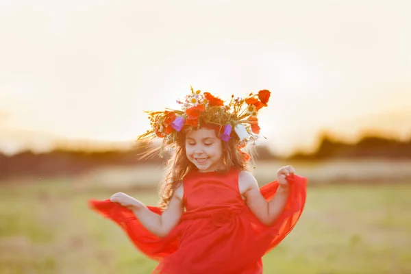 Dancing in the field — Stock Photo, Image