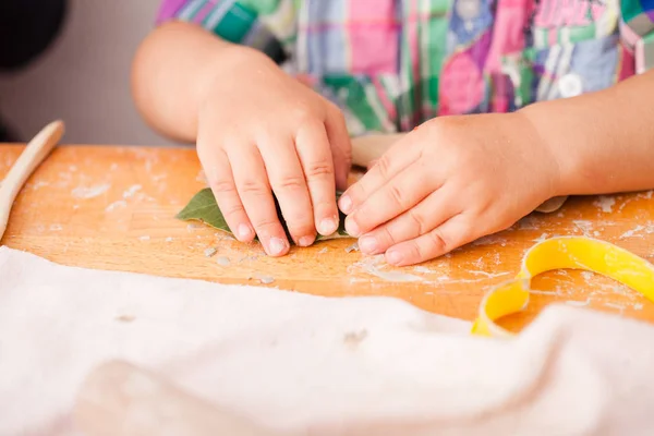 Gelukkige kinderen zijn bezig met het modelleren van klei — Stockfoto