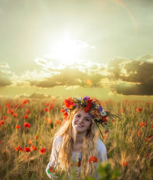 Mujer rubia en el campo de trigo — Foto de Stock