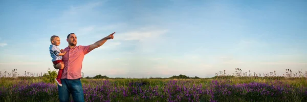 Mignon garçon avec papa jouer en plein air — Photo