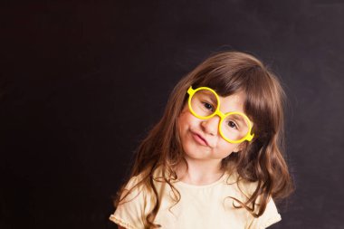 Blackboard gelen mutlu kız liseli