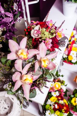 Çiçekçinin önündeki buketi süsle.