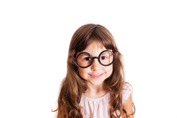 Menina bonito idade pré-escolar vestindo óculos — Fotografia de Stock
