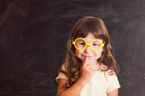 Feliz niña colegiala de la pizarra — Foto de Stock