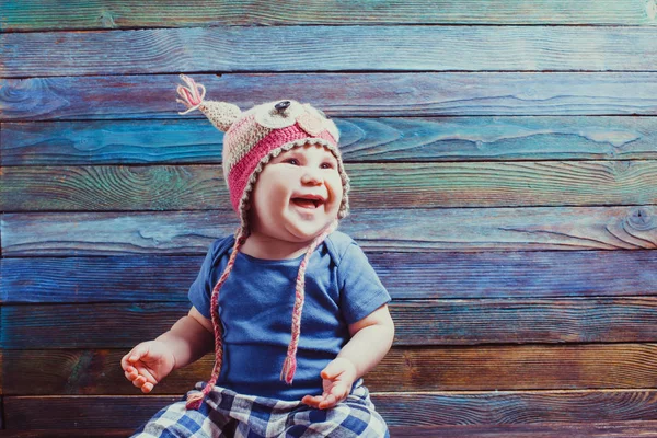 変な帽子の小さい赤ん坊 — ストック写真