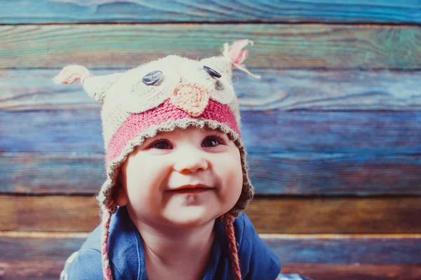 Pequeño bebé con un sombrero divertido —  Fotos de Stock