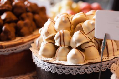 Beyaz çikolata şekerleme Kuruyemiş ile