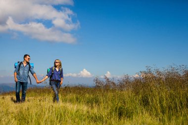 Seyahat ederken romantik öpücük