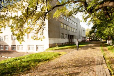 okul binasının görünümü