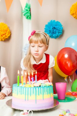 küçük kız düşündüğü Doğum gününde dilek