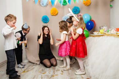 Animatör Doğum günü partisi çocuklarla oynuyor