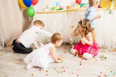 arkadaşlar Doğum gününde birlikte oynama