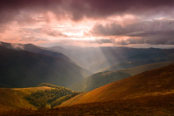 Sun rays over valley — Stock Photo, Image