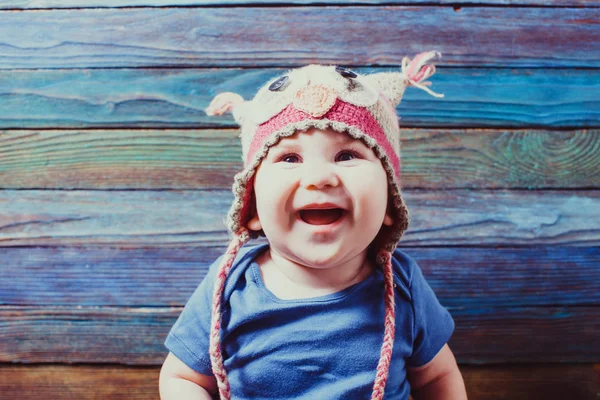 美丽的婴儿在滑稽的猫头鹰帽子 — 图库照片