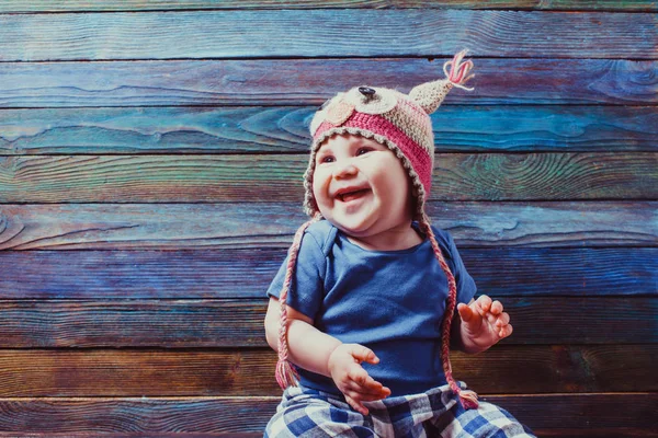 Bebé sonriente en lindo sombrero de búho de ganchillo — Foto de Stock