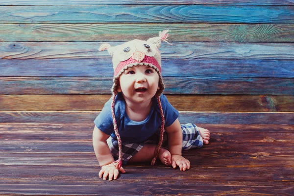 komik bir şapka meraklı küçük bebek